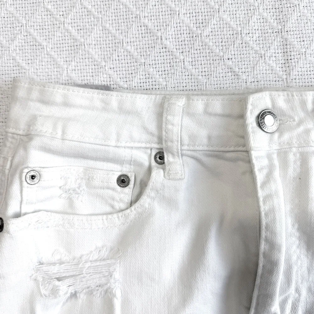American Eagle White Distressed Denim Mini Skirt Size 6 Frayed Hem Stretch